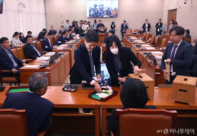 (서울=뉴스1) 송원영 기자 = 18일 서울 여의도 국회에서 열린 농림축산식품해양수산위원회 전체회의에서 국회 직원들이 '제2 양곡관리법 개정안' 등에 대한 본회의 부의 요구의 건 무기명 투표를 검표하고 있다. 2024.4.18/뉴스1  Copyright (C) 뉴스1. All rights reserved. 무단 전재 및 재배포,  AI학습 이용 금지. /사진=(서울=뉴스1) 송원영 기자