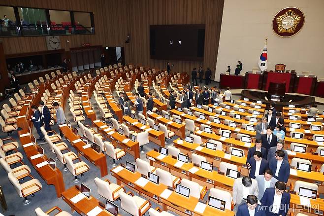더불어민주당 등 야당 의원들이 5일 오후 서울 여의도 국회에서 열린 제417회 국회(임시회) 제1차 본회의가 산회하자 회의장을 나가고 있다. 2024.8.5/뉴스1 Copyright (C) 뉴스1. All rights reserved. 무단 전재 및 재배포, AI학습 이용 금지.