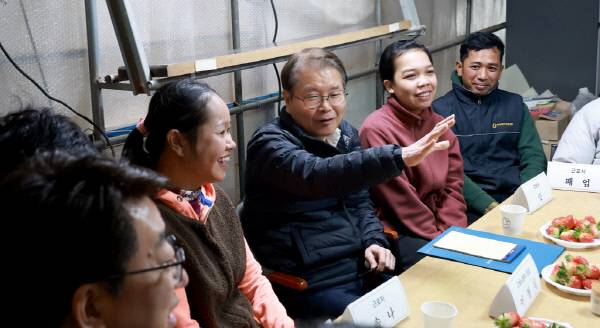 이정식 고용노동부 장관이 5일 오후 충청남도 논산시 딸기, 상추 재배 농가 두 곳을 방문하여 외국인근로자들의 숙소 및 안전사고 예방 등을점검하고 현장의 목소리를 듣고 있다.(고용노동부 제공)2024.2.5/사진=뉴스1  Copyright (C) 뉴스1. All rights reserved. 무단 전재 및 재배포,  AI학습 이용 금지.