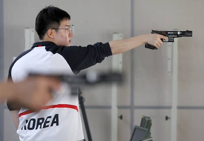 25ｍ 속사권총 결선에 출전하는 조영재. /사진= 뉴스1