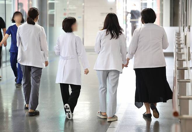 의정갈등이 지속되는 가운데 서울 시내 한 대형병원에서 의료진이 이동하고 있다. [연합]