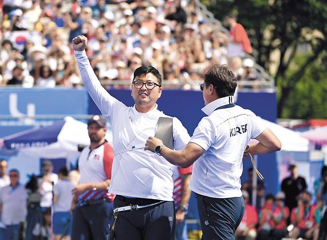 김우진(왼쪽)이 4일(현지시간) 프랑스 파리 앵발리드에서 열린 2024파리올림픽 양궁 남자 개인 결승에서 금메달을 확정짓고 손을 들어보이고 있다. 파리=이상섭 기자