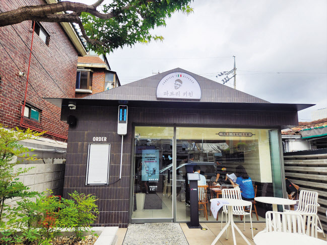 LG유플러스가 ‘식당연구소’ 프로젝트를 위해 서울 용산구에 문을 연 ‘파브리키친’