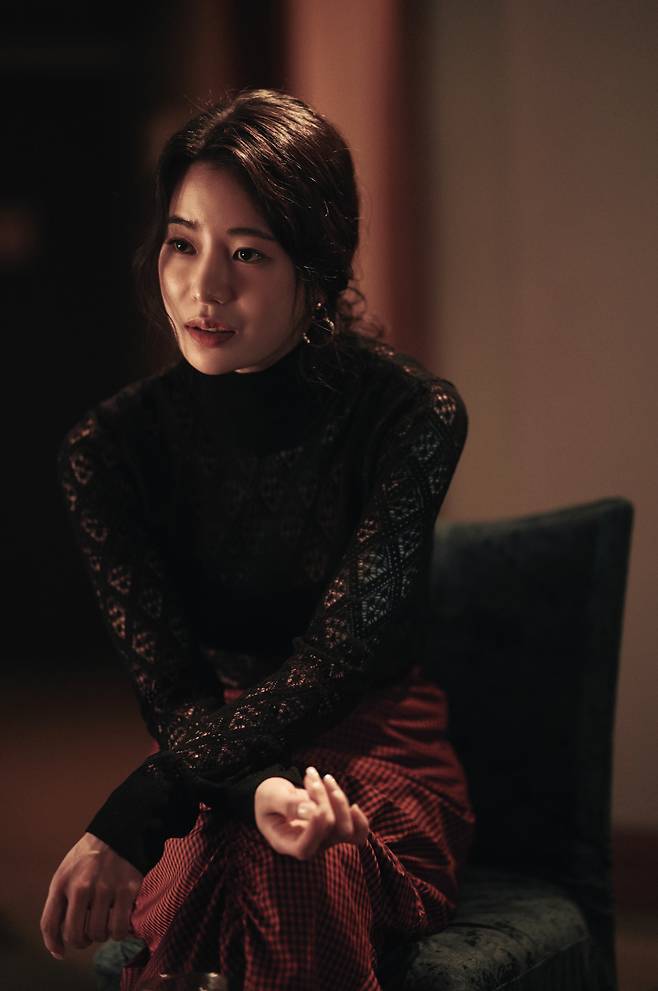 영화 ‘리볼버’에서 술집 마담 ‘은선’ 역을 맡은 배우 임지연. 영화 스틸컷. [플러스엠 엔터테인먼트]