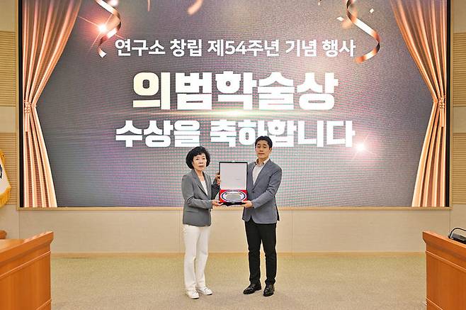 [서울=뉴시스] 지난 2일 열린 국방과학연구소 창립 54주년 기념식에서 이수용 선임연구원과 고(故) 김용철 옹의 장녀인 김설매 여사가 기념사진을 촬영하고 있다. (사진=ADD 제공) 2024.08.05. photo@newsis.com *재판매 및 DB 금지