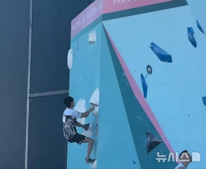 [파리=뉴시스] 김진엽 기자= 이도현이 5일(현지시각) 프랑스 파리의 르 부르제 스포츠클라이밍 경기장에서 열린 '2024 파리올림픽' 스포츠클라이밍 남자 콤바인 볼더링 준결선을 치르고 있다. wlsduq123@newsis.com 2024.08.05.