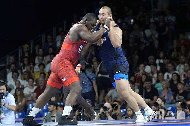 [파리=AP/뉴시스] 레슬링 국가대표 이승찬(오른쪽)이 5일(한국시각) 프랑스 파리 샹드마르스 아레나에서 열린 '2024 파리올림픽' 레슬링 남자 그레코로만형 130㎏급 16강전에 나서 쿠바의 미하인 로페즈와 경기를 펼치고 있다. 2024.08.05.