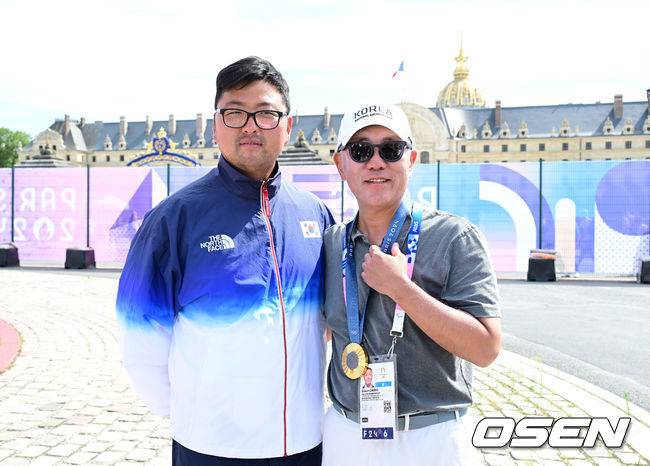 [OSEN=파리(프랑스), 최규한 기자] 4일(한국시간) 프랑스 파리 레쟁발리드에서 ‘2024 파리올림픽’ 양궁 남자 리커브 개인 결승전 한국 김우진과 미국 브래들리 엘리슨의 경기가 열렸다.슛오프 끝에 김우진은 역대 올림픽에서 5번째 금메달을 목에 건 최초의 한국 선수가 됐다. 여기에 파리 올림픽 3관왕을 이뤄냈다. 더불어 김우진의 금메달로 이번 한국 양국 대표팀은 양궁 전종목에서 금메달을 모두 차지하는 대기록을 작성했다.금메달 한국 김우진(왼쪽)이 대한양궁협회장을 맡은 정의선 현대차 회장과 기념촬영을 하고 있다. 2024.08.04 / dreamer@osen.co.kr