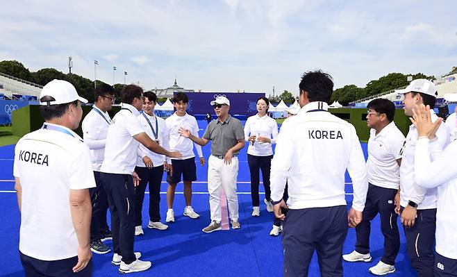 대한양궁협회장인 정의선 현대차그룹 회장이 4일(현지시각) 프랑스 파리 레쟁발리드에서 열린 2024 파리올림픽 양궁 남자 개인전 결승을 마치고 대표팀 선수들을 격려하고 있다.&nbsp; &nbsp;대한양궁협회 제공