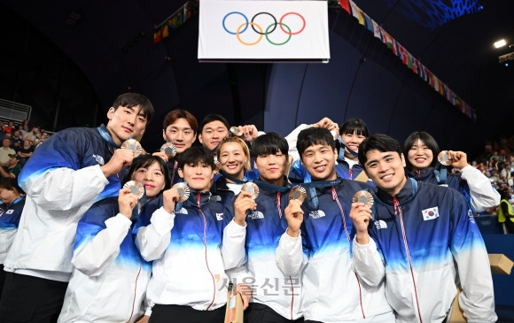 한국 유도 대표팀이 4일(한국시간) 프랑스 파리 샹드마르스 경기장에서 열린 2024 파리올림픽 혼성 단체전 동메달 결정전에서 독일을 4-3으로 꺾은 뒤 시상식에서 동메달을 들고 기뻐하고 있다. 한국 유도 대표팀은 6명이 결승전을 뛰었으나 파리올림픽에 출전한 11명 전원이 메달을 받았다. 파리 박지환 기자