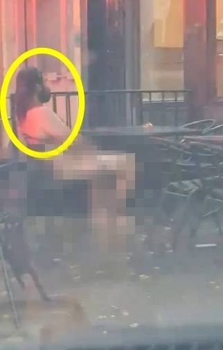 뉴욕 시민이 직접 찍은 영상 캡처. 약 3주 전 비가 오는 날 유명 공원 벤치에서 옷을 모두 벗은 남성이 음란행위를 해 눈살을 찌푸리게 했다