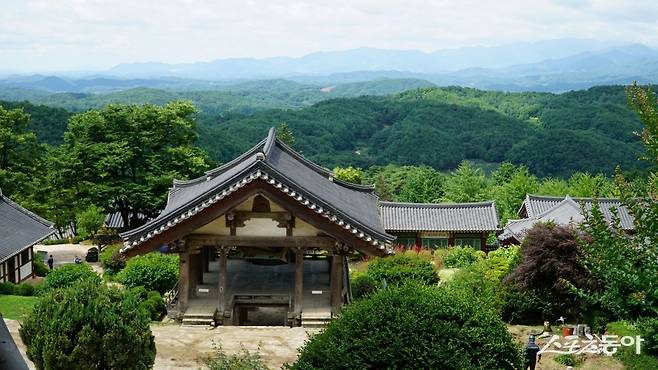 영주 부석사 무량수전 앞에서 내려다 본 전경. 동쪽의 문수산, 남쪽의 학가산, 서쪽의 소백산맥이 휘어드는 거대안 울타리 안에 부석사가 았는 봉황산이 자리하고 있어 명당으로 꼽힌다. 봉화·영주|김재범 기자 oldfield@donga.com