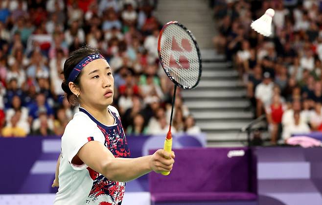 ▲ 5일(현지시간) 프랑스 파리 포르트드 라 샤펠 아레나에서 열린 2024 파리올림픽 배드민턴 여자 단식 결승전에서 한국&nbsp;안세영이 중국 허빙자오를 상대하고 있다. 안세영은 세계선수권대회, 아시안게임에 이어 올림픽 금메달을 달성했다. 이제 아시아선수권대회까지 우승하면 그랜드슬램을 달성한다. ⓒ연합뉴스