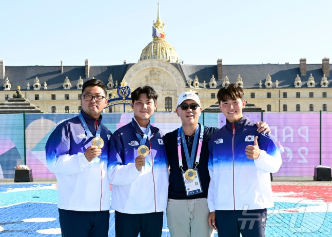 대한민국 남자 양궁 국가대표(김우진·이우석·김제덕)와 현대차그룹 정의선 회장(오른쪽 둘째)이 지난달 29일(현지시간) 파리 대회 남자양궁 단체전에서 금메달을 획득한 직후 기념촬영을 하고 있다. /사진=대한양궁협회 제공