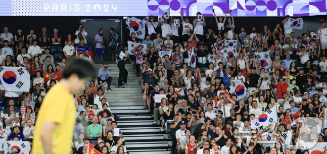 5일 오후(한국시간) 프랑스 파리 라 샤펠 아레나에서 열린 2024 파리올림픽 배드민턴 여자 단식 결승 대한민국 안세영과 중국의 허빙자오 선수의 경기를 찾은 한국 관중들이 응원을 하고 있다. /사진=뉴스1