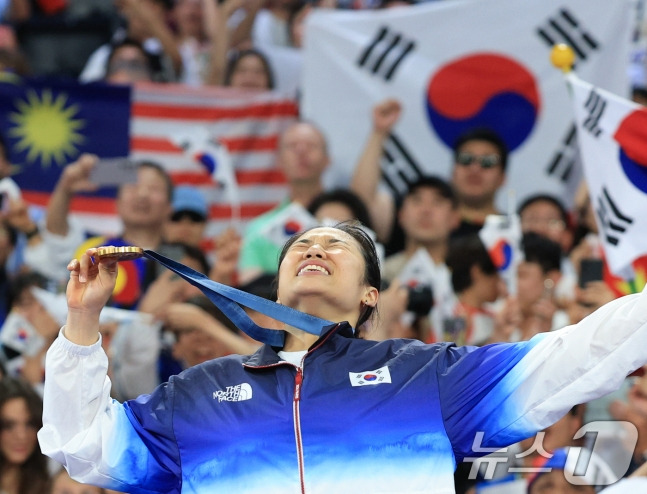 대한민국 배드민턴 대표팀 안세영이 5일 오후(한국시간) 프랑스 파리 라 샤펠 아레나에서 열린 2024 파리올림픽 배드민턴 여자 단식 결승 중국의 허빙자오 선수와의 경기에서 금메달을 확정 지은 후 기뻐하고 있다. /사진=뉴스1