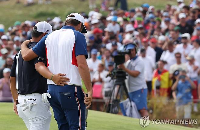 '좋은 경기였어' (파리=연합뉴스) 김도훈 기자 = 4일 오전(현지시간) 프랑스 파리 르 골프 나쇼날에서 열린 2024 파리올림픽 골프 남자 4라운드 18번홀에서 경기를 마친 한국 김주형과 스코티 셰플러가 인사를 나누고 있다. 2024.8.5 superdoo82@yna.co.kr