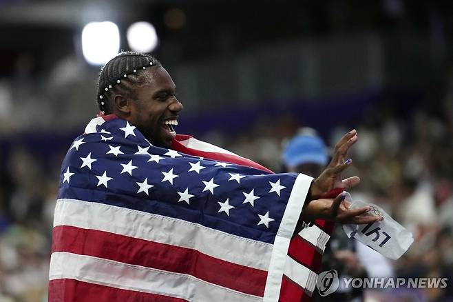 100ｍ 챔피언 노라 라일스의 장풍 (파리 AP=연합뉴스) 노아 라일스가 5일(한국시간) 프랑스 파리 스타드 드 프랑스에서 열린 2024 파리 올림픽 육상 남자 100ｍ 결선에서 우승한 뒤, 장풍 세리머니를 펼치고 있다.