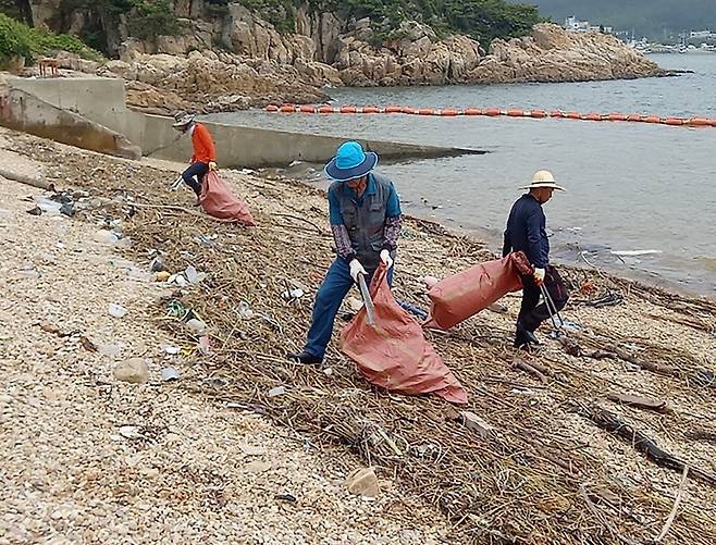 장마철 태안 바닷가 밀려온 쓰레기 600t 수거 [태안군 제공. 재판매 및 DB 금지]