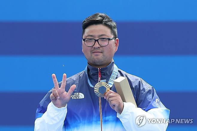 김우진의 금메달로 한국 양궁 모든 종목 석권 (파리=연합뉴스) 임화영 기자  = 4일(현지시간) 프랑스 파리 레쟁발리드에서 열린 2024 파리올림픽 양궁 남자 개인전 결승전에서 금메달을 차지한 한국 김우진이 시상대에서 손가락으로 3관왕을 표시하고 있다. 2024.8.4 hwayoung7@yna.co.kr