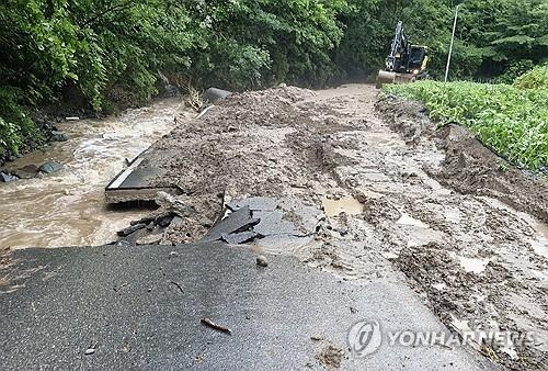 폭우에 파손된 도로. 기사와 관계 없습니다 [연합뉴스 자료사진]