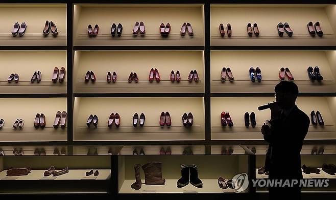 우리나라 신발의 역사 한 곳에 (대구=연합뉴스) 윤관식 기자 = 13일 대구 수성구 국립대구박물관 기획전시실에서 박물관 개관 30주년 기념 특별 전시 '한국의 신발, 발과 신' 사전 공개 행사가 진행되고 있다. 2024.5.13 psik@yna.co.kr