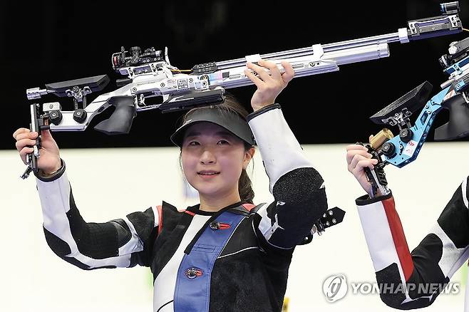 '막내의 반란' 반효진, 최정상에 서다 (샤토루[프랑스]=연합뉴스) 임화영 기자 = 29일(현지시간) 프랑스 샤토루 슈팅 센터에서 열린 2024 파리올림픽 사격 공기소총 10m 여자 결선에서 금메달을 차지한 반효진이 자신의 소총을 번쩍 들어올리고 있다.
    한국 사격 대표팀 역대 최연소 선수인 반효진은 우리나라 역대 하계 올림픽 100번째 금메달의 주인공이 됐다.  2024.7.29 hwayoung7@yna.co.kr