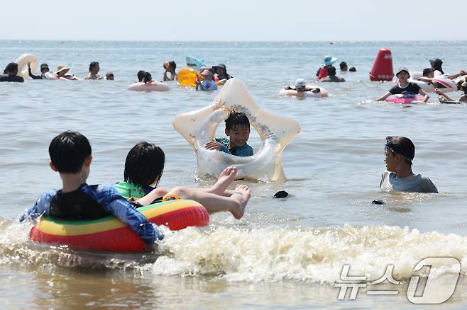 전국 대부분 지역에 폭염 경보가 내려진 4일 오후 인천 을왕리해수욕장에서 어린이들이 물놀이를 하며 더위를 식히고 있다. /뉴스1 ⓒ News1 신웅수 기자