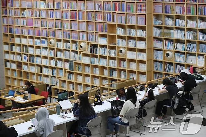 30일 오후 경기 오산시 꿈두레도서관을 찾은 시민들이 여름 휴가철을 맞아 시원한 에어컨 바람 아래서 독서를 즐기고 있다. 2024.7.30/뉴스1 ⓒ News1 김영운 기자