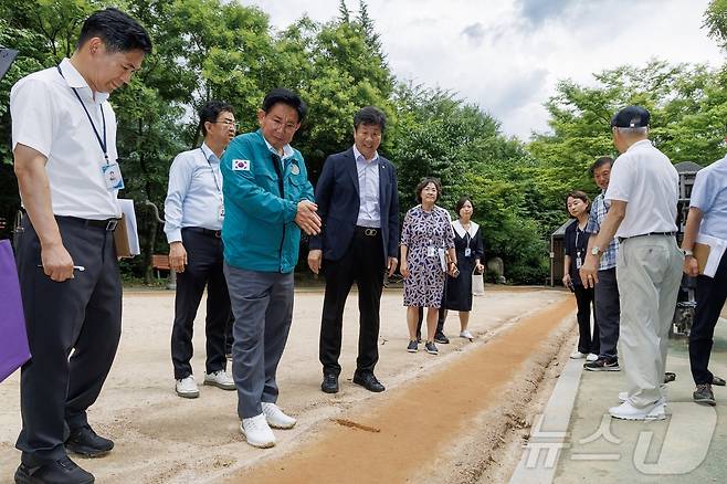 지난달 도화동마을쉼터에 방문해 황톳길을 살피고 있는 박강수 마포구청장.(마포구청 제공)