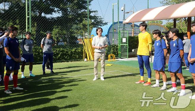 홍명보 대한민국 축구 국가대표팀 감독이 31일 오후 부산 기장군 월드컵빌리지에서 국내 첫 행보로 19세 이하(U-19) 대표팀과 울산대의 연습 경기를 참관에 앞서 U-19 대표팀 선수들과 대화하고 있다.2024.7.31/뉴스1 ⓒ News1 윤일지 기자