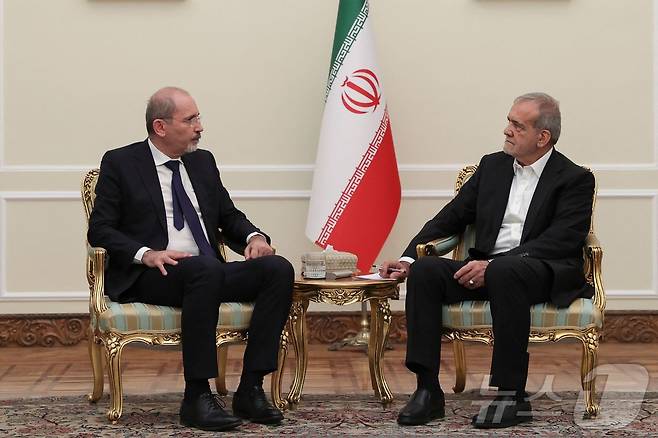 마수드 페제시키안 이란 대통령이 4일(현지시간) 테헤란을 방문한 아이만 사파디 요르단 외무장관과 만나고 있다. 2024.08.05 ⓒ AFP=뉴스1 ⓒ News1 우동명 기자