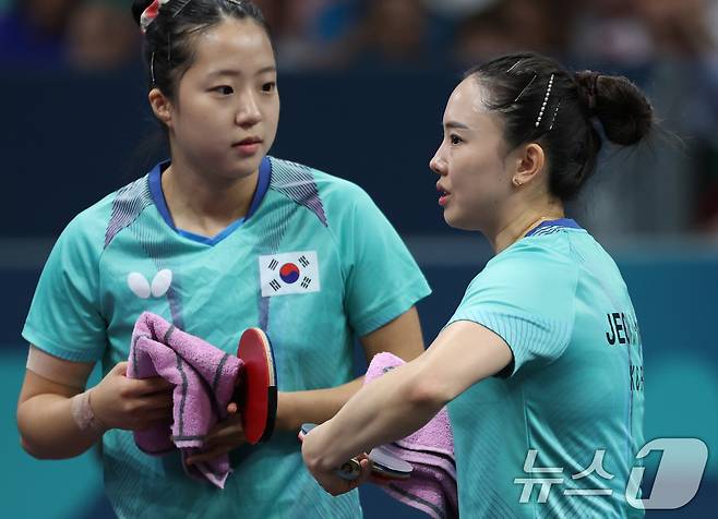 대한민국 탁구 대표팀 전지희, 신유빈 선수가 6일 오전(한국시간) 프랑스 파리 사우스 파리 아레나 4에서 열린 '2024 파리올림픽' 탁구 여자 단체 16강 브라질의 브루나 알렉산드르, 줄리아 다카하시 선수와의 경기에서 대화를 하고 있다. 2024.8.6/뉴스1 ⓒ News1 박정호 기자