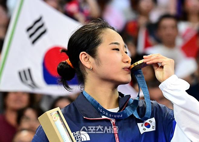 배드민턴 국가대표 안세영이 5일(한국 시간) 프랑스 파리 포르트 드 라 샤펠에서 열린 2024 파리올림픽 배드민턴 여자 단식 결승전에서 중국의 허빙자오를 꺾고 금메달을 딴 뒤 취재진을 향해 포즈를 취하고 있다. 2024. 8. 5. 파리 | 박진업 기자 upandup@sportsseoul.com