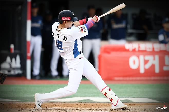 KT 심우준이 지난 7월19일 수원케이티위즈파크에서 열린 2024 KBO리그 NC전에서 안타를 때리고 있다. 사진 | KT 위즈