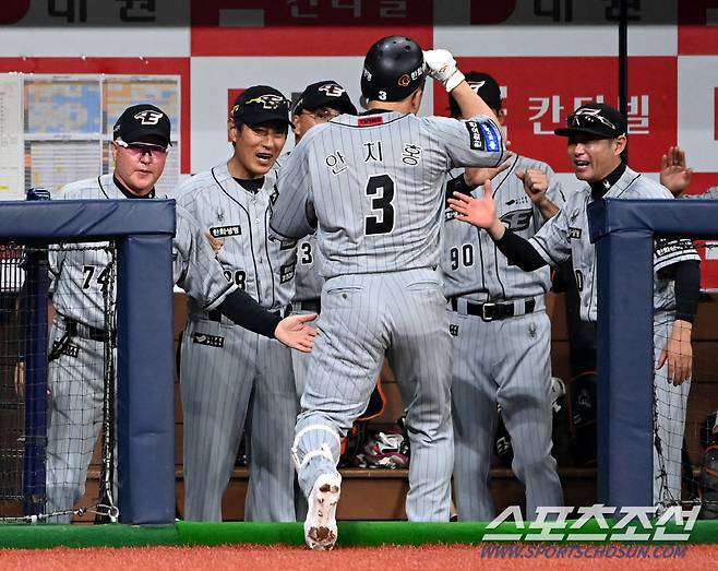 9일 고척스카이돔에서 열린 한화와 키움의 경기, 3회초 한화 안치홍이 솔로홈런을 치고 김경문 감독과 하이파이브를 하고 있다. 고척=허상욱 기자wook@sportschosun.com/2024.07.09/