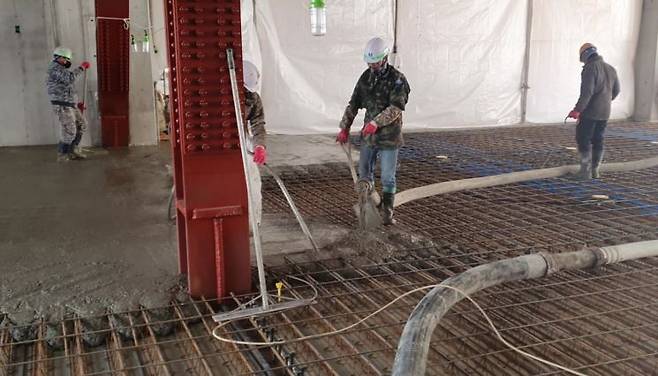 국내 한 DL이앤씨 건설 현장에서 '내한 콘크리트'를 타설하고 있다. / 사진제공=DL이앤씨