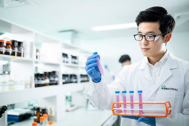 셀트리온 연구원이 물질연구를 하고 있다. /셀트리온