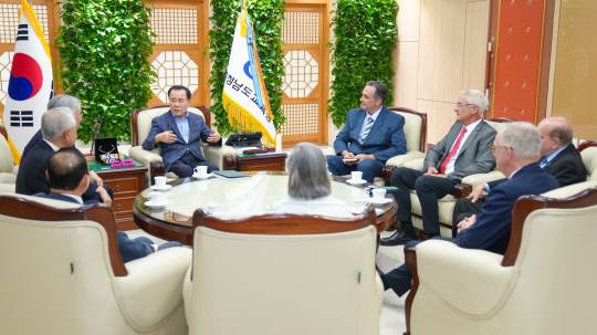 김지철 충남교육감이 6일 도교육청 접견실에서 캐나다 브룩스 교육재단 사절단을 만나 이야기하고 있다. 충남교육청 제공.