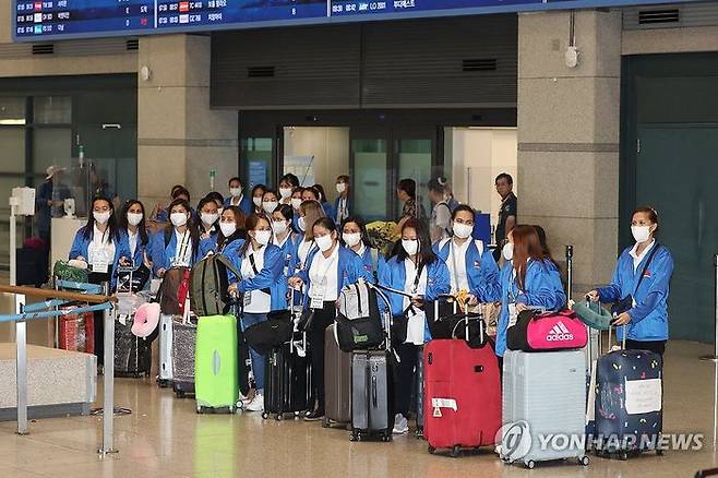 외국인 가사관리사 시범사업에 참여할 필리핀 노동자들이 6일 인천국제공항을 통해 입국하고 있다. ⓒ연합뉴스