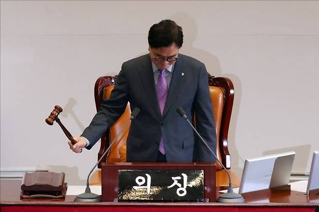 우원식 국회의장이 5일 오후 서울 여의도 국회에서 열린 국회 본회의에서 이른바 '노란봉투법'으로 알려진 '노동조합 및 노동관계조정법 일부개정법률안(대안)'이 가결되자 의사봉을 두드리고 있다. ⓒ데일리안 홍금표 기자