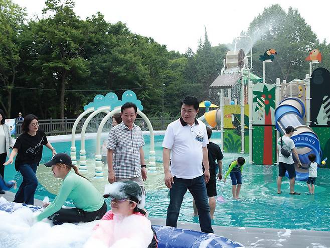 관악산공원 물놀이장을 살펴보고 있는 박준희 관악구청장(오른쪽). 관악구 제공