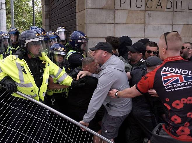 dlllHY.jpeg 지난 주말 폭동 난 김에 러쉬 매장 약탈하는 영국인들.twitter