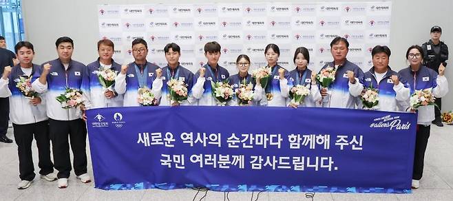 2024 파리올림픽 양궁 5개 전종목을 석권한 대한민국 양궁 국가대표팀 선수들과 코칭 스태프들이 인천국제공항을 통해 귀국해 포즈를 취하고 있다. 사진=뉴스1