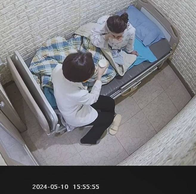 지난 5월10일 부천W진병원에 입원한 박아무개씨가 의료진이 주는 약을 입에 넣고 있다. CCTV 영상 갈무리