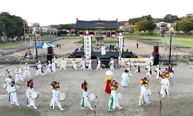 지난해 열린 대백제전에서 한국예술종합학교 전통예술과 학생들이 부여 정림사지에서 공연하고 있다. 부여군 제공