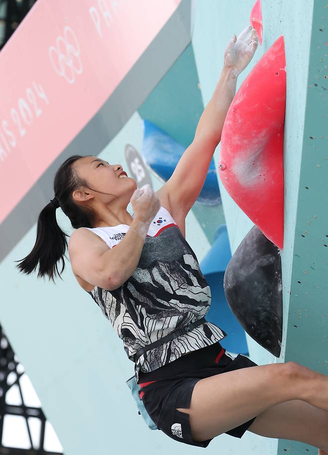 <yonhap photo-7123=""> 고지가 눈 앞인데 (파리=연합뉴스) 김도훈 기자 = 6일(현지시간) 프랑스 르브루제 클라이밍 경기장에서 열린 2024 파리올림픽 스포츠클라이밍 여자 콤바인 준결승전 볼더링 경기에 출전한 서채현이 첫번째 코스 마지막 홀드를 잡다 놓치고 있다. 2024.8.6 superdoo82@yna.co.kr/2024-08-06 19:20:30/ <저작권자 ⓒ 1980-2024 ㈜연합뉴스. 무단 전재 재배포 금지, AI 학습 및 활용 금지></yonhap>