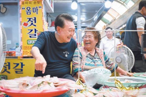 윤석열 대통령이 여름휴가 첫날인 5일 경남 통영중앙시장을 방문해 상인과 대화하고 있다. 윤 대통령의 통영 시장 방문은 지난해 3월 이후 1년 5개월 만이다. 대통령실 제공 2024.08.05.