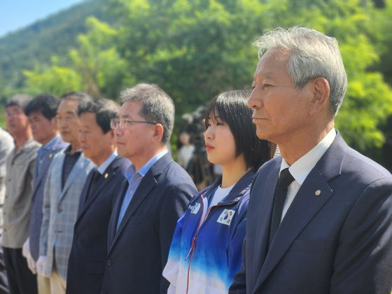 6일 오전 대구시 군위군 삼국유사면 허석 의사 묘소에서 파리 올림픽 유도 대표팀 허미미 선수(오른쪽 두 번째)가 김점두 경북체육회 회장, 김진열 군위군수 등과 함께 현조부인 허석 의사에 대한 참배를 하고 있다. 김정석 기자