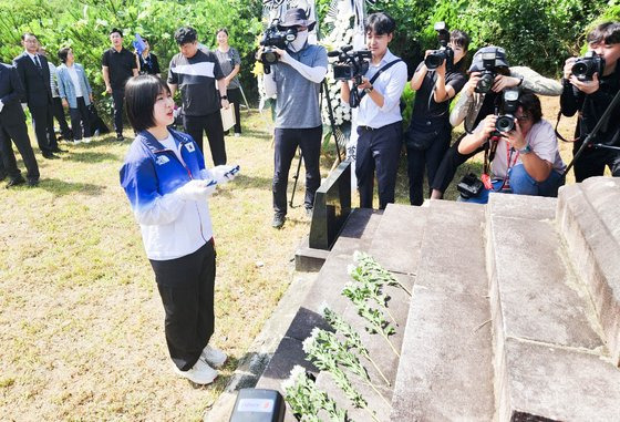 6일 오전 대구시 군위군 삼국유사면 허석 의사 묘소에서 파리 올림픽 유도 대표팀 허미미 선수가 올림픽 메달을 현조부인 허석 의사 기적비 앞에 바치고 있다. 김정석 기자